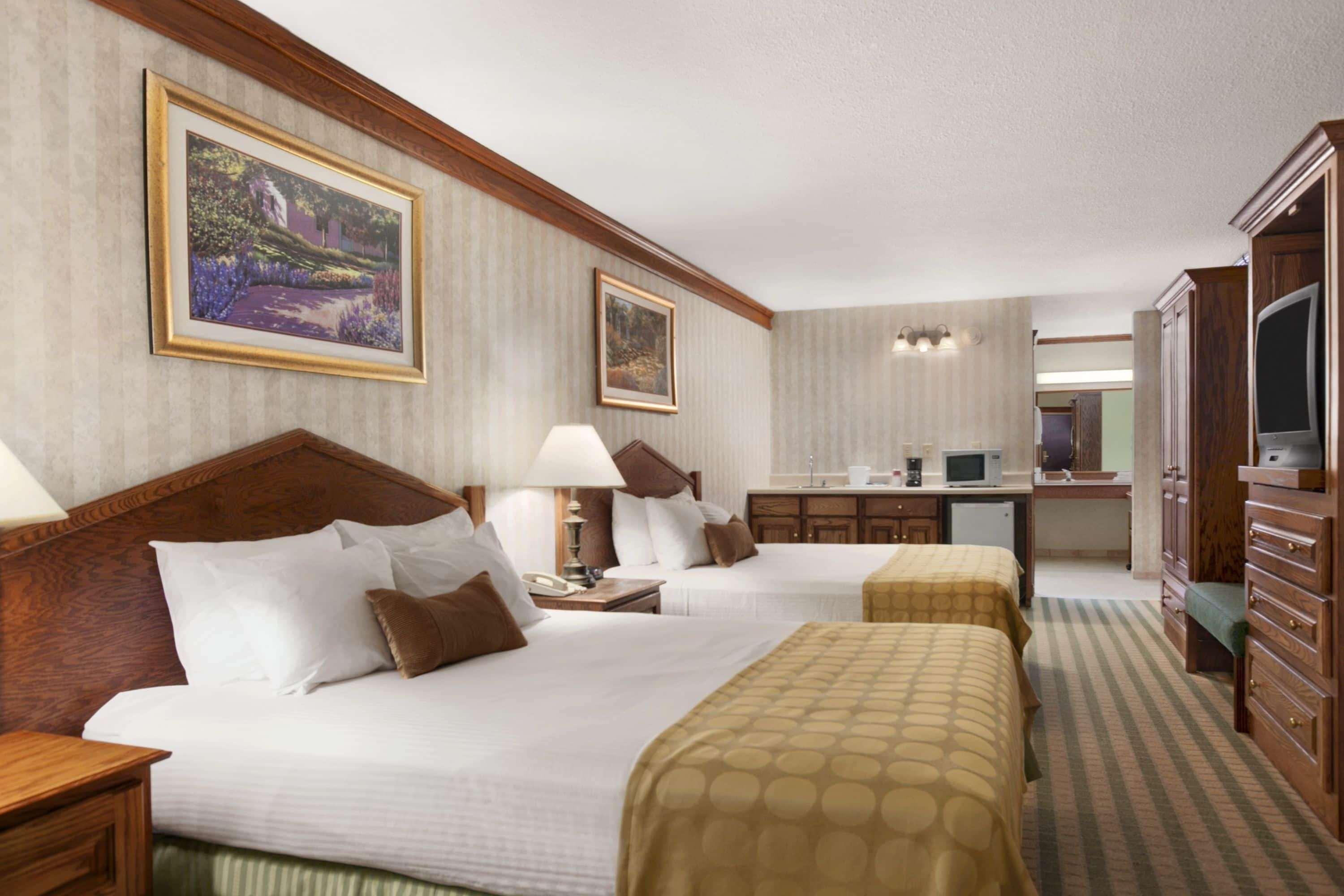 Ramada By Wyndham Saginaw Hotel & Suites Exterior photo
