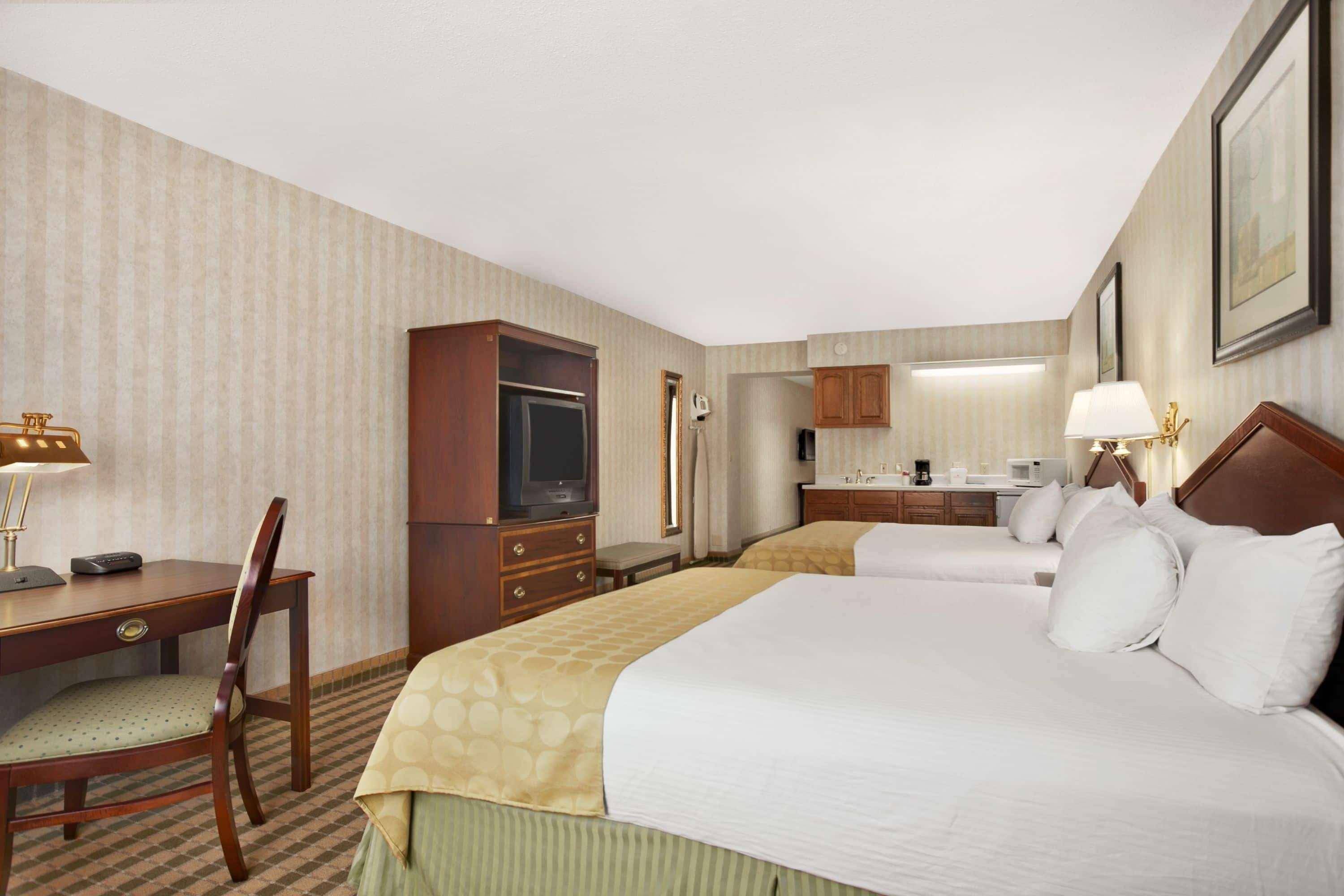 Ramada By Wyndham Saginaw Hotel & Suites Exterior photo