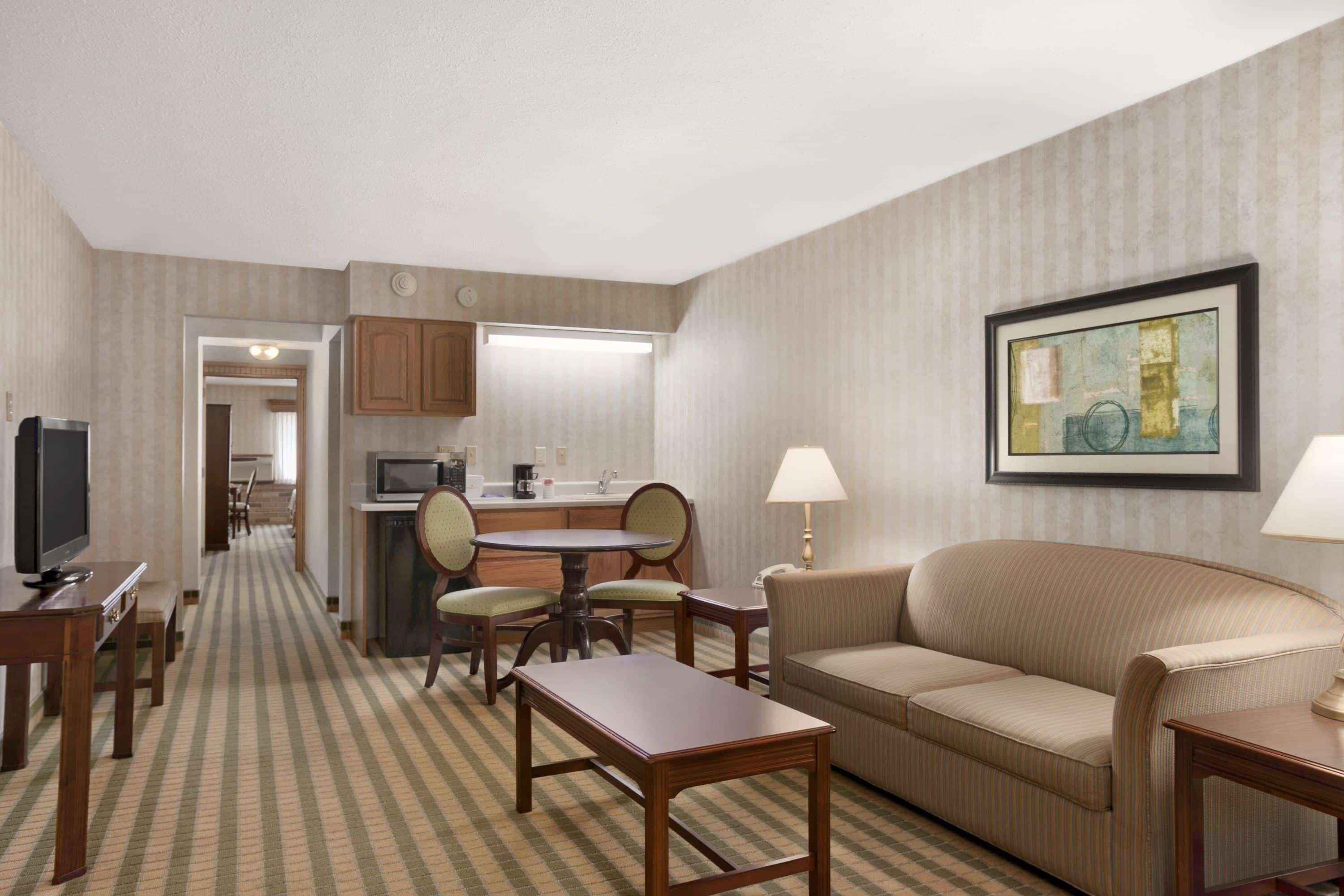 Ramada By Wyndham Saginaw Hotel & Suites Exterior photo