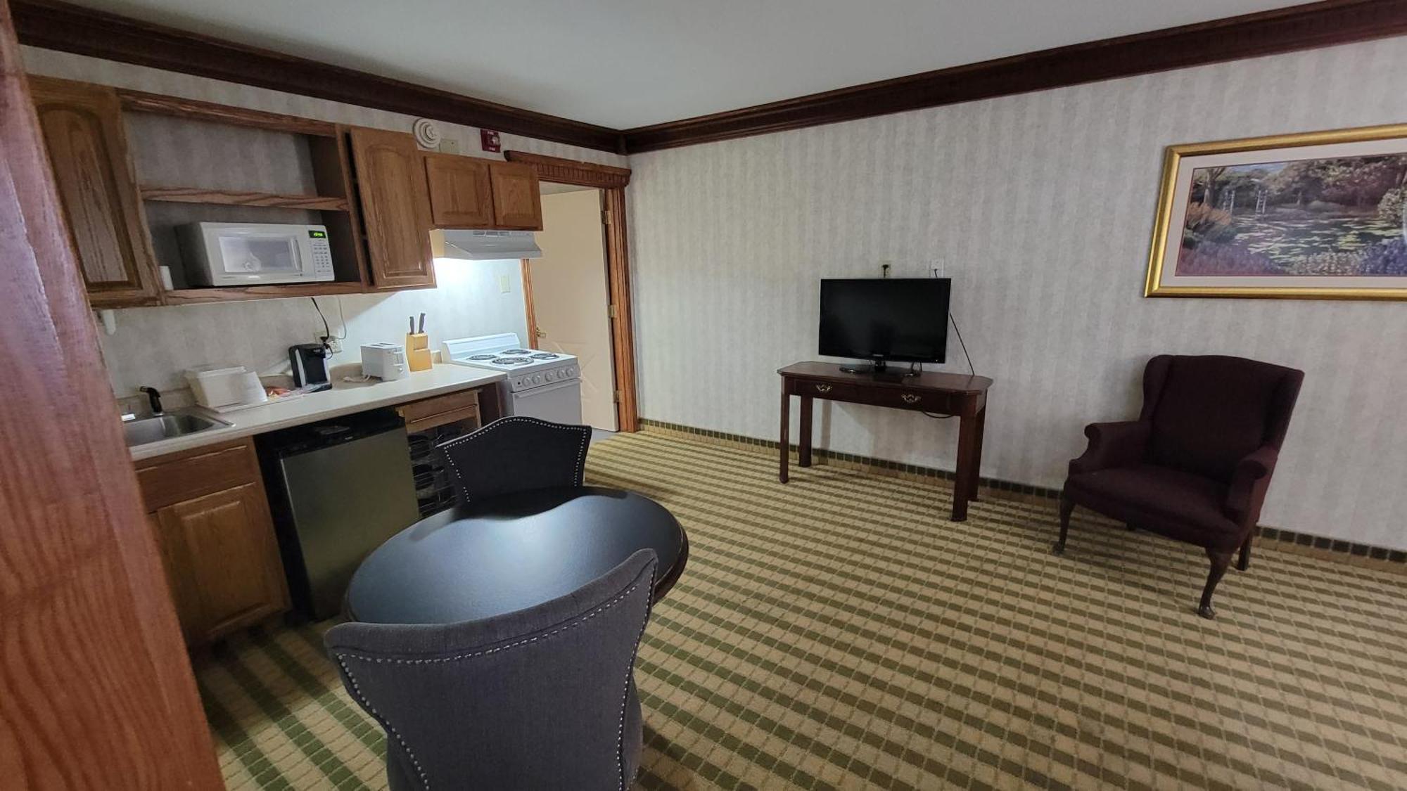 Ramada By Wyndham Saginaw Hotel & Suites Exterior photo