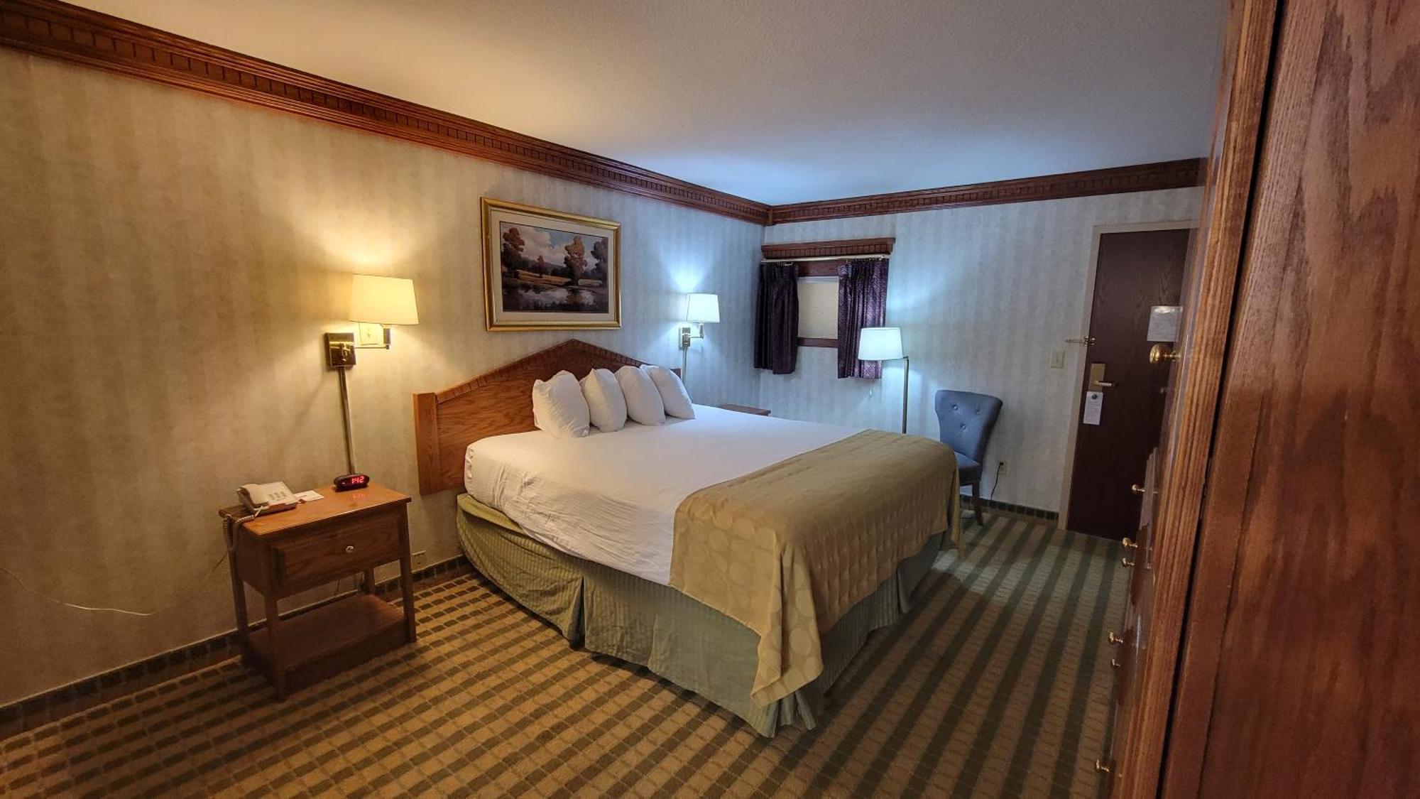 Ramada By Wyndham Saginaw Hotel & Suites Exterior photo